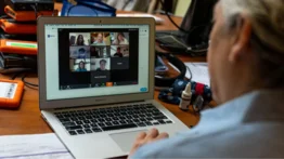 Inces y Telefónica ofrecen formación técnica gratuita en línea: son 40 cursos que incluyen programación y creación de podcast