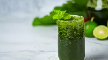 Mejora tu salud intestinal y desinflama el colon: aquí tienes tres jugos verdes milagrosos