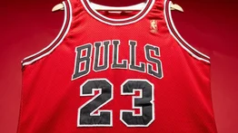 Subasta histórica: camiseta de Michael Jordan supera los $2.6 millones
