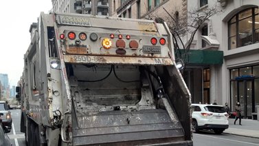 Hallan a un hombre vivo y un cadáver en camión de basura: los descubrieron tras una parada escolar