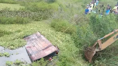 Camioneta de pasajeros cae a un río en Miranda: siete personas mueren tras el accidente Camioneta de pasajeros cae a un río en Miranda: siete personas mueren tras el accidente