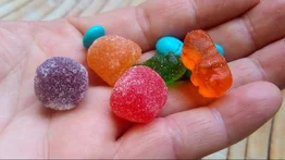 Varios estudiantes intoxicados tras ingerir gomitas con marihuana: arrestan a tres hombres por distribución de drogas