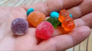 Varios estudiantes intoxicados tras ingerir gomitas con marihuana: arrestan a tres hombres por distribución de drogas Varios estudiantes intoxicados tras ingerir gomitas con marihuana: arrestan a tres hombres por distribución de drogas