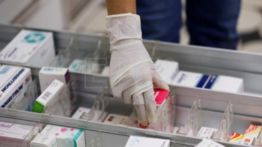 Capturan a gerente y cajero de una farmacia por hurtar medicinas y dinero: quedan a la orden de fiscalía