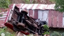 Camioneta cae al vacío 20 metros en Filas de Mariche: reportan un herido