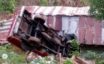 Camioneta cae al vacío 20 metros en Filas de Mariche: reportan un herido