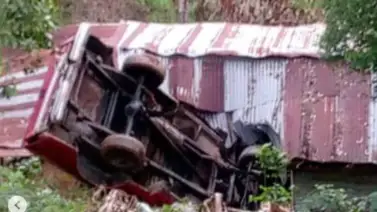Camioneta cae al vacío 20 metros en Filas de Mariche: reportan un herido Camioneta cae al vacío 20 metros en Filas de Mariche: reportan un herido