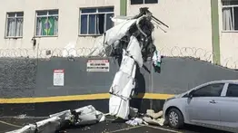 Una avioneta se estrella contra un edificio este 4 de mayo: cuatro personas a bordo
