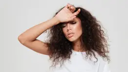 ¡Adiós frizz! Nutre y alisa el cabello desde la raíz hasta las puntas con esta mascarilla natural a base de miel