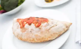 Tradición italiana en casa: el arte de preparar un calzone perfecto, económico y en simples pasos