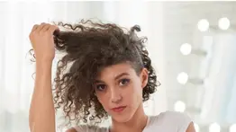 Preparación casera para evitar el frizz: solo debes mezclar cinco ingredientes naturales que siempre tienes en casa
