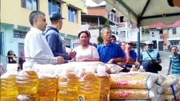 Mercado popular en Caracas el 9 de mayo: bolsas de comida con 12 productos