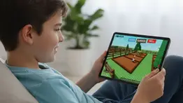 niño jugando roblox y minecraft