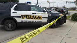 Hallan los cuerpos de tres niños en vehículo incendiado en Texas: autoridades retienen a una mujer 