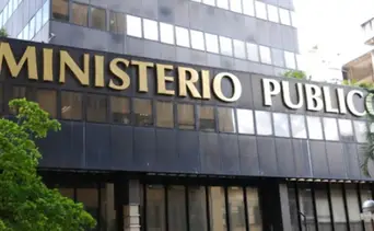 Exhibió una credencial del Ministerio Público y esto pasó