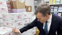 John Barrett comprueba entrega de suministros médicos en hospitales Domingo Luciani y Pérez Carreño: imágenes