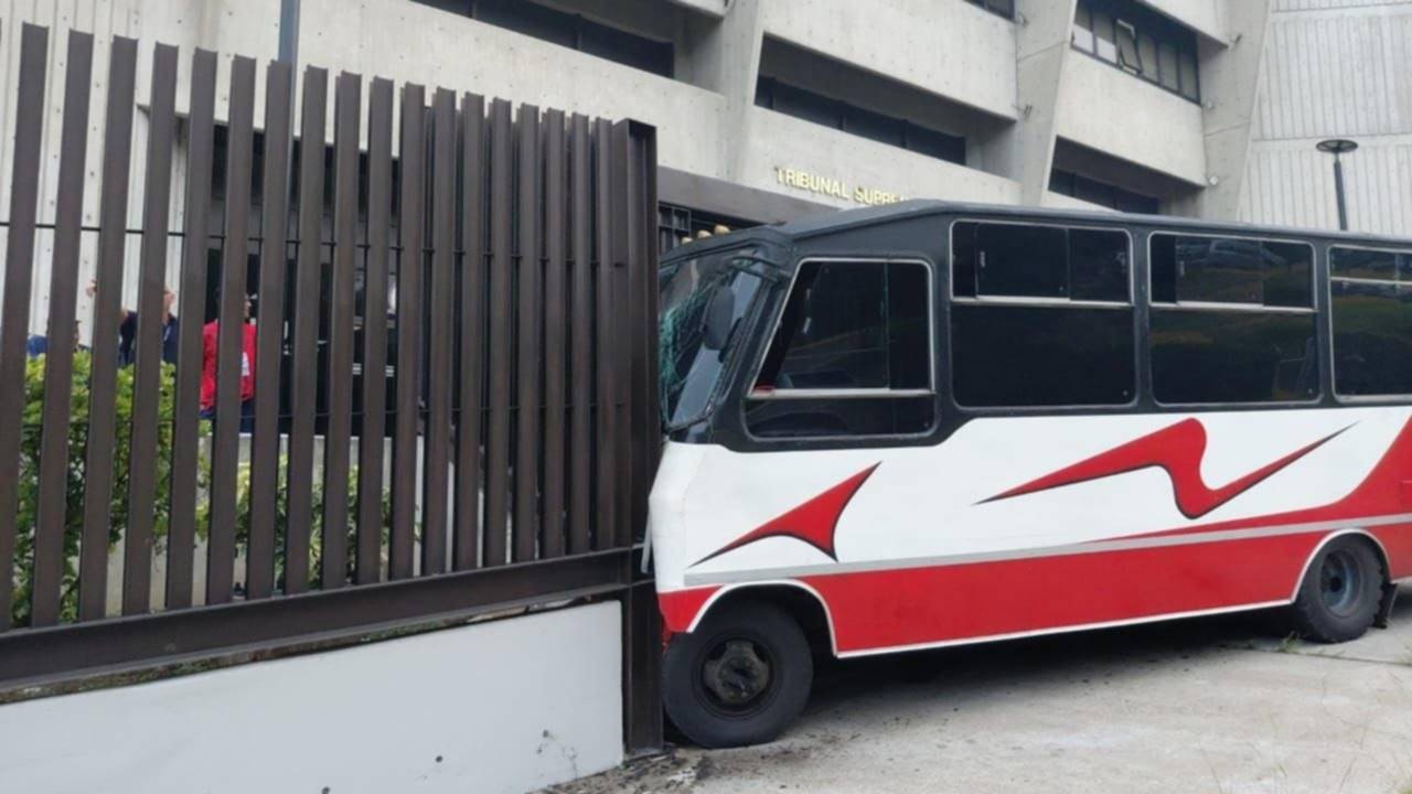 Al menos ocho heridos deja choque de colectivo contra fachada del TSJ en Caracas: fotos