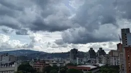 Vaguada y perturbación atmosférica chocan en Venezuela: Inameh alerta por fuertes lluvias este viernes 22 de mayo