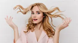 ¡Infalible!: Así es la rutina anti frizz recomendada por peluquero 