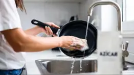 Limpia sartenes quemadas en minutos con este inesperado secreto de cocina: la fórmula más efectiva
