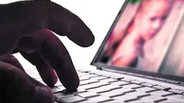 Creaba perfiles falsos en redes para engañar a sus víctimas: cae funcionario de policía por abuso sexual infantil