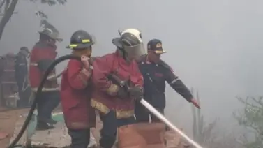Voraz incendio afectó varias viviendas en la carretera Caracas - La Guaira: balance de los bomberos Voraz incendio afectó varias viviendas en la carretera Caracas - La Guaira: balance de los bomberos