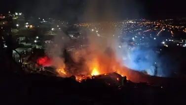 Cinco damnificados tras voraz incendio que destruyó una vivienda: un venezolano entre los afectados Cinco damnificados tras voraz incendio que destruyó una vivienda: un venezolano entre los afectados