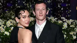 Dua Lipa y Callum Turner adelantan su boda: Donatella Versace vestirá a la cantante