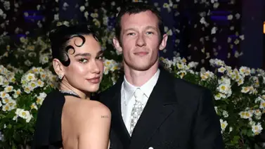 Dua Lipa y Callum Turner adelantan su boda: Donatella Versace vestirá a la cantante Dua Lipa y Callum Turner adelantan su boda: Donatella Versace vestirá a la cantante