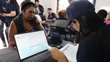 Mujer realiza trámite de título de propiedad Mujer realiza trámite de título de propiedad
