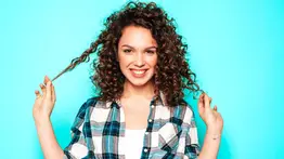 La clave para aportar brillo y suavidad: esta es la rutina que debes adoptar para cuidar el cabello rizado