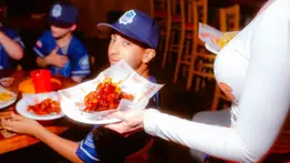 Hooters quiere ser familiar: de "noches de bikini" a "traigan a los niños"
