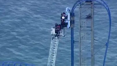 EN VIDEO rescate en Texas: bomberos salvan a ocho personas en montaña rusa EN VIDEO rescate en Texas: bomberos salvan a ocho personas en montaña rusa