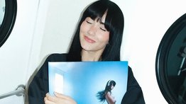 Aitana se disfraza de repartidora y sorprende a sus fans puerta a puerta