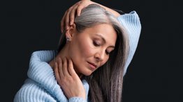 Este sabroso ingrediente de cocina hace milagros para ocultar las canas: una cucharadita basta