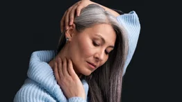 Este sabroso ingrediente de cocina hace milagros para ocultar las canas: una cucharadita basta
