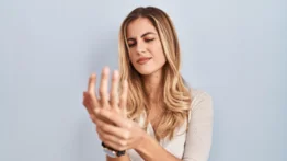 Afamado experto español alerta sobre la artritis: esta es la forma correcta de tratarla en casa