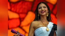 ¿Fracaso en California? Ángela Aguilar canta con más cámaras que público mientras Nodal la mira embobado