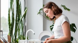 Los beneficios para la salud mental de lavar los platos: tarea doméstica que puede hacer milagros