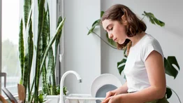 Los beneficios para la salud mental de lavar los platos: tarea doméstica que puede hacer milagros