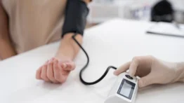 Regula sin medicinas tu presión arterial y retarda el envejecimiento: solo bebe esta agua milagrosa