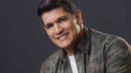 Merengue en el aire: Eddy Herrera canta a los pasajeros en vuelo hacia Dominicana
