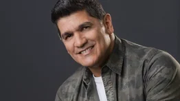 Merengue en el aire: Eddy Herrera canta a los pasajeros en vuelo hacia Dominicana