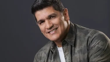 Merengue en el aire: Eddy Herrera canta a los pasajeros en vuelo hacia Dominicana
