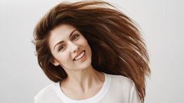 Entérate de cuál es el mejor truco para alisar el cabello sin químicos ni plancha