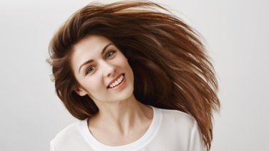 Entérate de cuál es el mejor truco para alisar el cabello sin químicos ni plancha