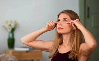 El arma secreta que aniquila tus ojeras: la naturaleza al rescate