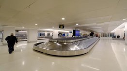 Niño de dos años es arrastrado por una cinta transportadora en el aeropuerto de Newark