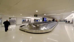 Niño de dos años es arrastrado por una cinta transportadora en el aeropuerto de Newark