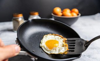 Legisladores de Nueva York quieren prohibir utensilios de cocina antiadherentes por esta razón
